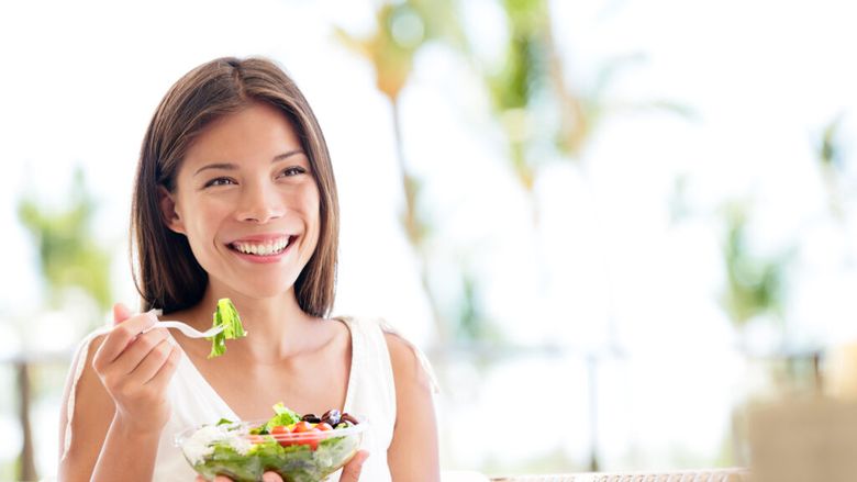 Slăbește mâncând cu plăcere / Noua teorie care schimbă modul în care privim dietele restrictive
