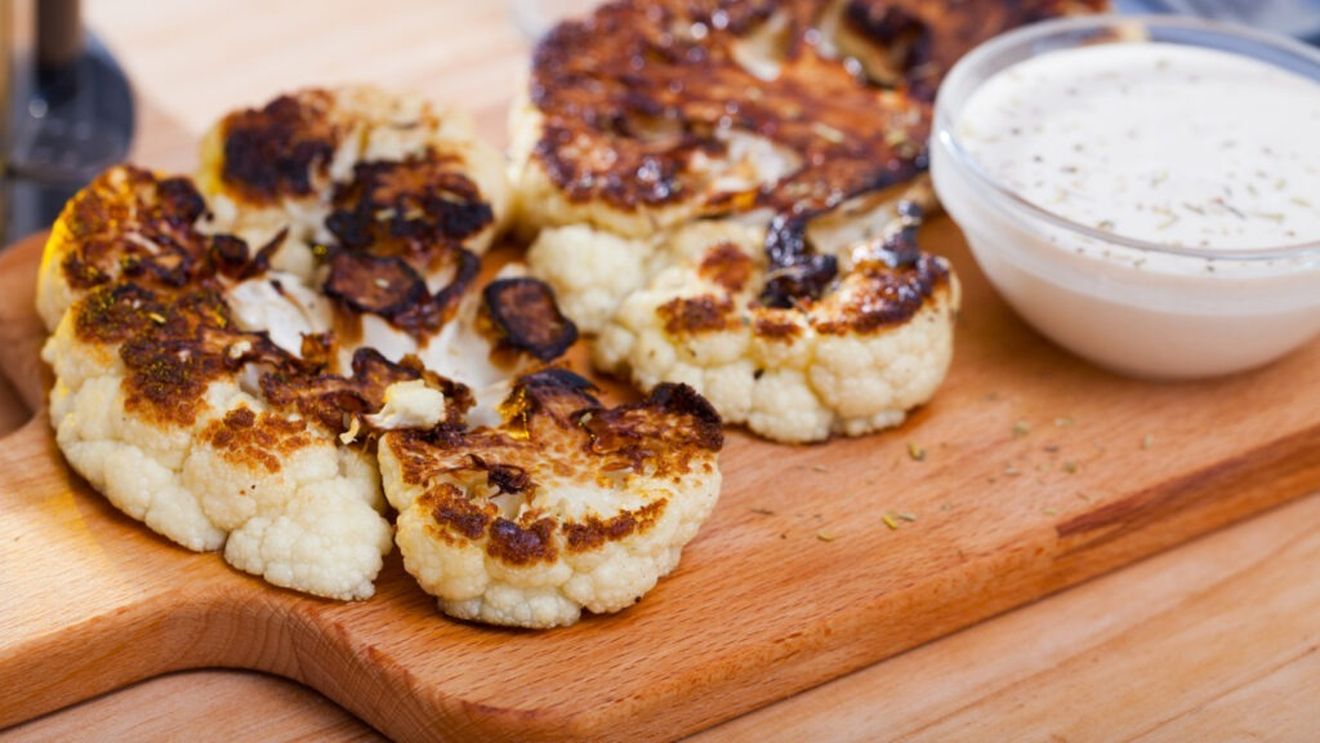 Două moduri în care poți găti conopida/Niciodată nu o să mai crezi că e fadă după ce o vei găti astfel