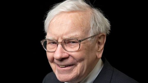 Warren Buffett își apără dragostea pentru Coca-Cola și lipsa de exercițiu fizic, glumind că e încă în viață și are 94 de ani