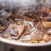 Supa de oase, produsul care fierbe 48 de ore. Cum o prepară un fermier român și de ce refuză să o pasteurizeze: „Nu punem nimic”