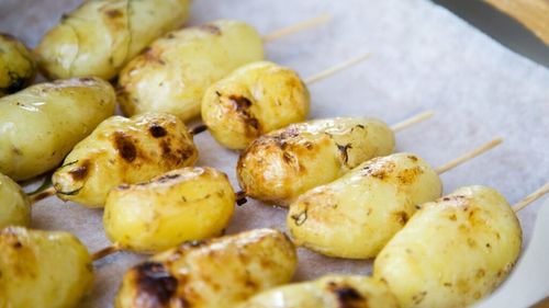 BBC: Șase tendințe alimentare care ne vor ajunge pe farfurii și în feed-uri în 2026 / Cartoful copt este reinventat, iar varza este din nou la modă