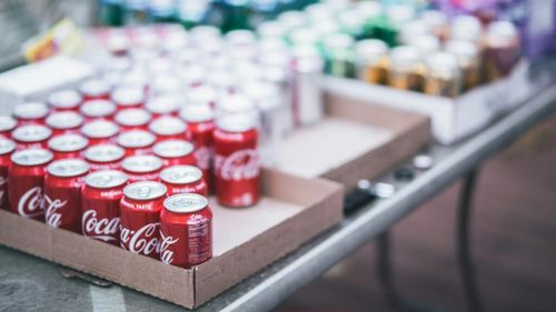 ANALIZĂ | Băuturile nealcoolice sunt tot mai cumpărate, în special ceaiurile reci și produsele de tip cola/ Următoarea în lista de consum a băuturilor fără alcool este apa