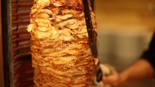De la Imperiul Otoman la tacos al pastor: cum a cucerit carnea la rotisor lumea întreagă / Chef: „Dönerul a trecut de la mâncare de stradă la mâncare de restaurant”