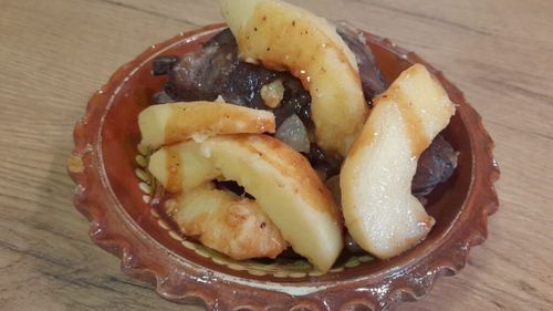 Rețetele Juanitei: Porc cu gutui. Porcul este gătit slow, iar gutuia crocantă. Aroma din bucătărie, de neegalat