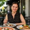 Ce alegi la terasă dacă vrei să mănânci sănătos fără să comanzi o salată „fără viață” în ea? / Regula simplă propusă de nutriționistul Tania Fântână