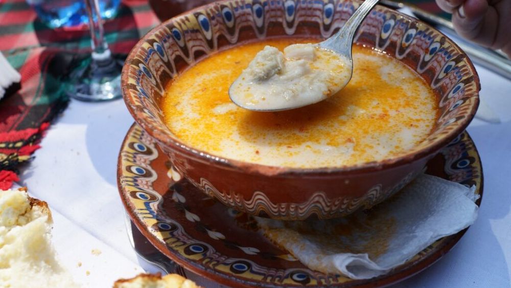 Unul dintre cele mai frecvente remedii pentru mahmureală folosit de români este ciorba de burtă. Rețete de ciorbe, supe, zămuri cu burtă din toată lumea