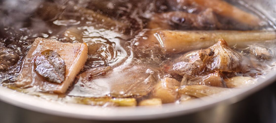 Oasele costă câțiva lei, dar supa care iese e hrănitoare și plină de colagen. Un chef faimos spune cum trebuie să alegi ingredientele și de ce