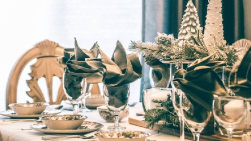 SFATURI PRACTICE | Idei handmade pentru o masă de Crăciun care surprinde: de la aranjamente naturale la brăduți din șervețele