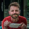 Obiceiul italienilor de a se așeza la masă ar putea influența refluxul gastric / Ce spun cercetătorii despre mâncatul pe fugă și digestie