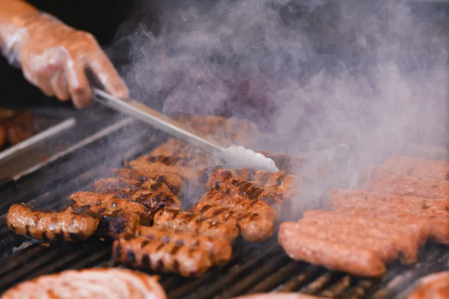 festivalulmicilor-Bucuresti-MiculdeAur-miciromanesti-gastronomieromaneasca-evenimentculinar-targgastronomic-mancaretraditionala-streetfoodRomania-festivalurban-concertelive-competitiegastronomica-table-si-distractie