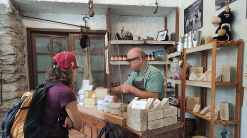 Valea Aran - Episodul 2: Brânza artizanală fabricată într-o căsuță cu zorele și muzeul de unelte agricole prinse pe pereți