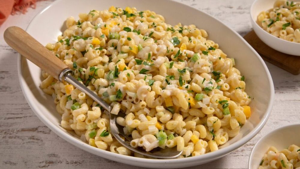 Salată de paste cremoasă. Ușoară și rapid de făcut, poate fi consumată ca atare, sau garnitură