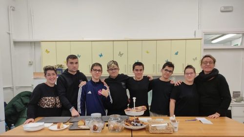 VIDEO Cafeneaua de lângă Barcelona unde lucrează adolescenți cu dizabilități/ Învață să fie chelneri, casieri și să pregătească mâncarea/ Cafeneaua funcționează în cadrul unei școli pentru copii cu nevoi speciale