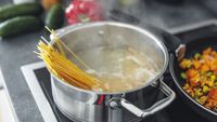 Prepară paste perfecte, ca un chef. Puțini cunosc detaliul care face diferența. E vorba de temperatura apei în care le fierbi, dar nu numai