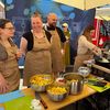 FOTO | 200 de iubitori de jazz au gătit timp de nouă ore la Gărâna / Țușpais dă ludăiță, bundaș și desert șvăbesc, în centrul unui maraton gastronomic