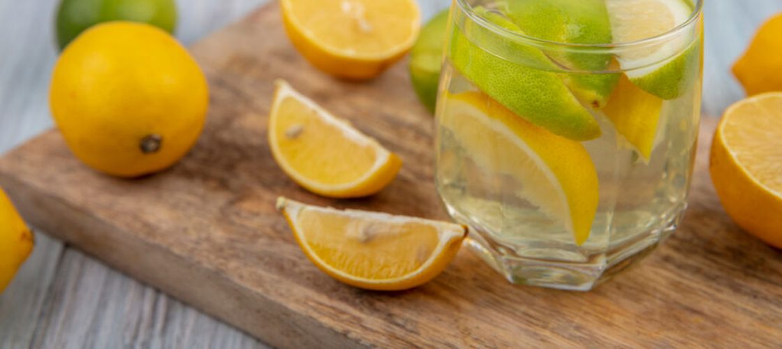 Apă caldă cu lămâie / Ce se întâmplă în corpul tău dacă bei zilnic această băutură, explică o dieteticiană
