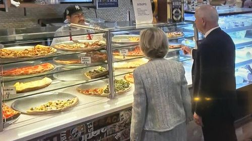 Candidatul la funcţia de vicepreşedinte al SUA Tim Walz nu refuză fast-food-ul. A mers la o pizza cu soţia după încheierea dezbaterii cu contracandidatul său