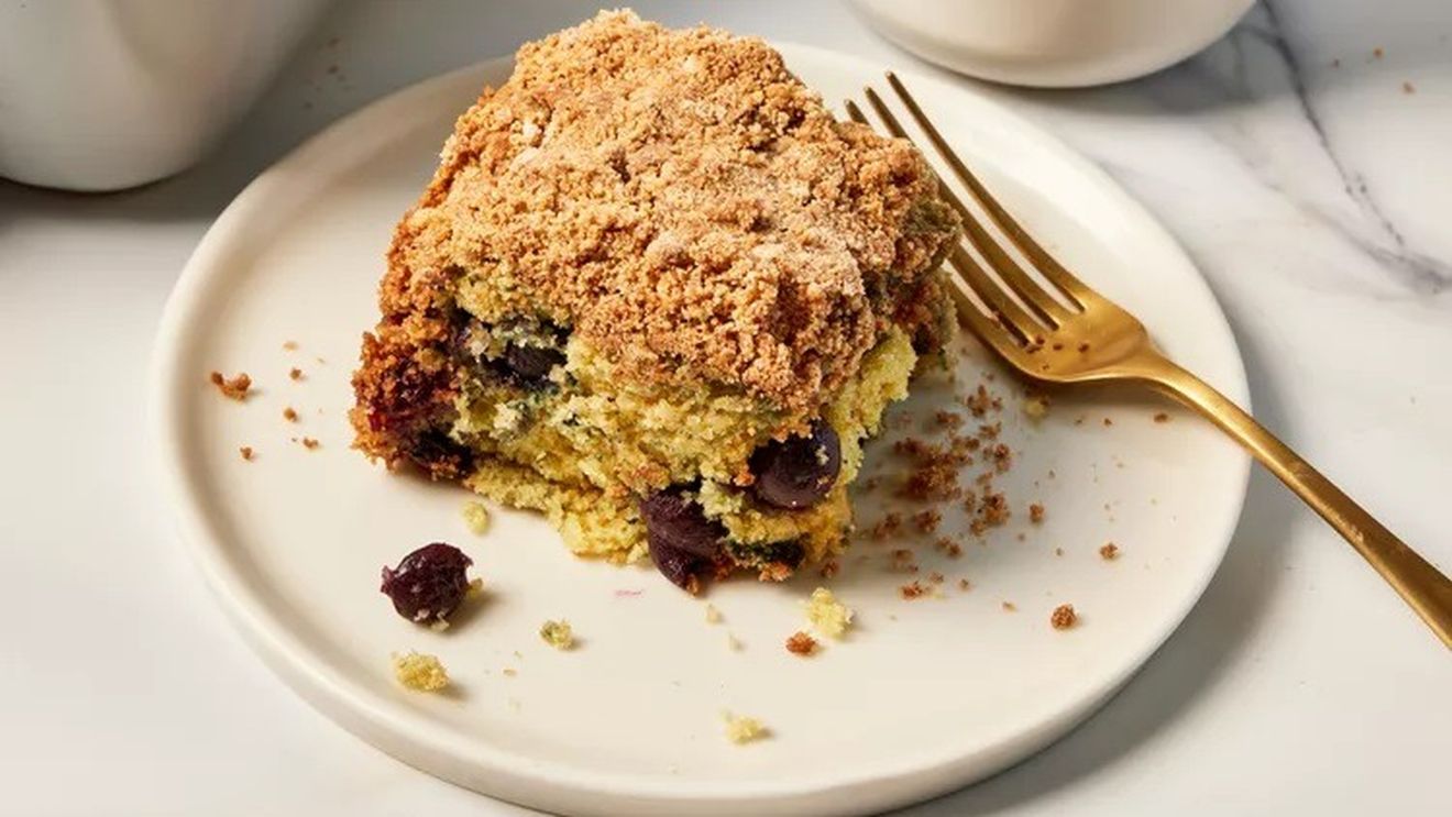 Ceva dulce: Prăjitură cu lămâie și afine / Un desert delicios, cu fructe și o glazură dulce