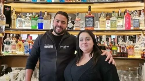 Barul din sudul Italiei care vinde cafeaua espresso cu 50 de cenți dacă îți aduci ceașcă de acasă și acceptă și plata în produse locale. „O formă de protest tăcută împotriva scumpirilor”