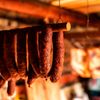 Un obicei vechi explică de ce cârnații făcuți acasă erau atât de gustoși / Puțini mai respectă această regulă