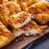 Care este „merdeneaua Clujului”? După scandalul merdenelelor din Piața Amzei, și Clujul vrea să copieze modelul / Plăcinta de la Topa, broscuțele, pălănețul și pită cu untură și ceapă, printre preparatele pentru care localnicii ar face cozi de zeci de oameni