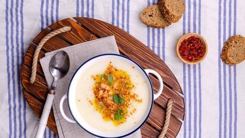 Supă cremă de topinambur, cu crutoane picante. Sau cu ciuperci sotate și brânzeturi adăugate la final, ca fel unic