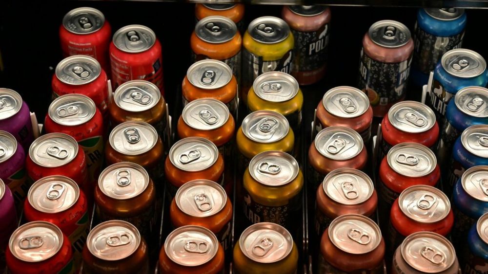 Un britanic a mărturisit că obișnuia să consume cinci litri de băuturi carbogazoase pe zi/ Cheltuia echivalentul a 300 de euro pe lună doar pe sucuri și suferea de diverse afecțiuni/ A reușit să renunțe la această rutină folosind o soluție inedită