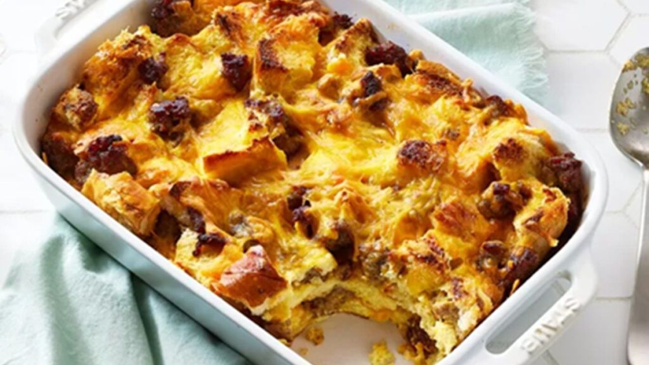 Strata rapidă cu cârnați / Un mic dejun sățios, perfect de pregătit în avans și a te bucura de el într-o dimineață de weekend