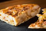 Tortilla de Patatas, omleta spaniolă cu cartofi care se mănâncă la orice oră / Rețeta simplă cu doar câteva ingrediente