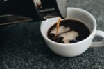 Trucul simplu care poate face cafeaua mai gustoasă, potrivit fizicienilor / Totul ține de modul în care torni apa