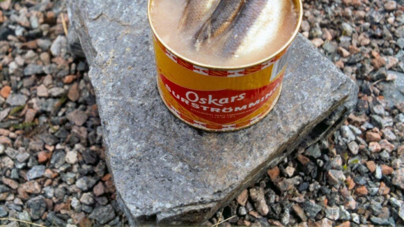 Peștele suedez cu miros de ouă stricate, amenințat de criza din Marea Baltică / Surströmming a devenit viral pe internet