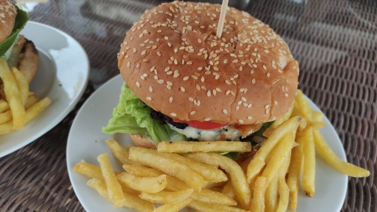 Rețetele Juanitei. Hamburger făcut în casă. E fast-food, îl poți prepara repede când ai musafiri, dar ai control cât de caloric îl faci