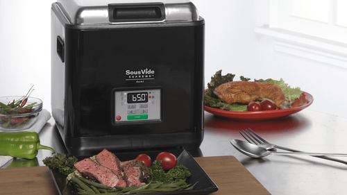 Metoda de gătire „sous vide” – un procedeu folosit de ani de zile în restaurantele fine dining – devine tot mai populară și în bucătăriile casnice / Ce alimente pot fi preparate astfel și ce echipamente sunt necesare