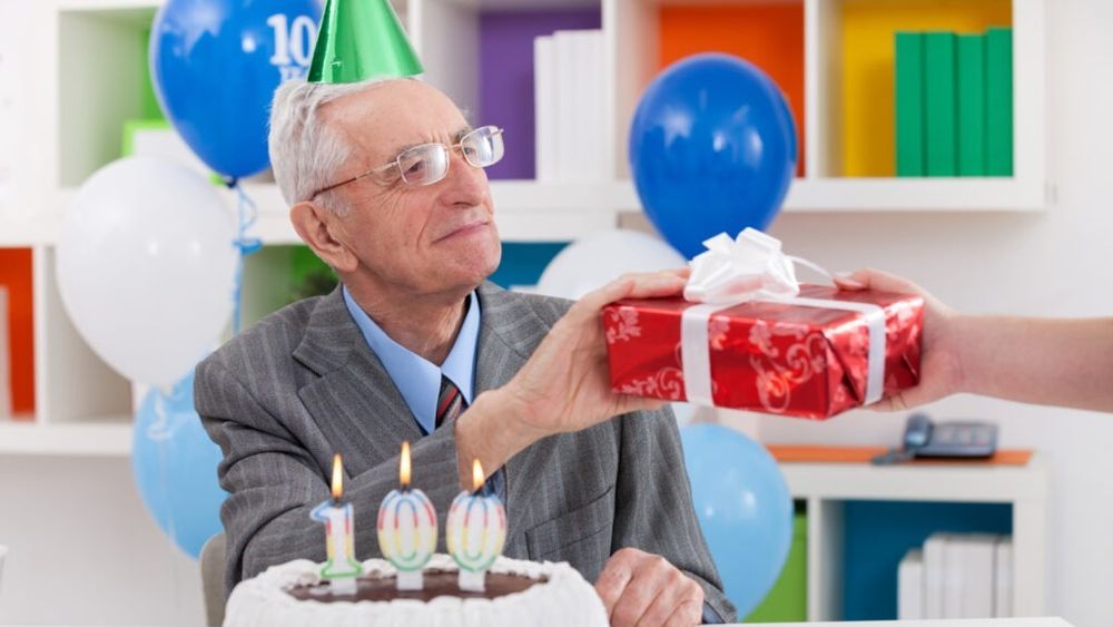 Vrei să trăiești peste 100 de ani? Experții recomandă aceste patru obiceiuri / Numărul centenarilor a crescut de la 151.000 în 2000 la 573.000 în 2021