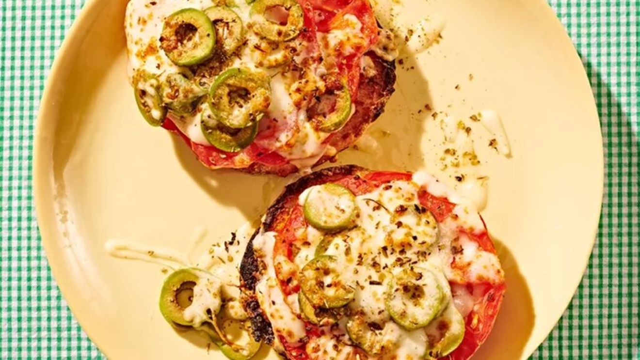 Brioșă englezească cu roșii, brânză și măsline/Mai ușor de făcut decât pizza și cel puțin la fel de gustoasă