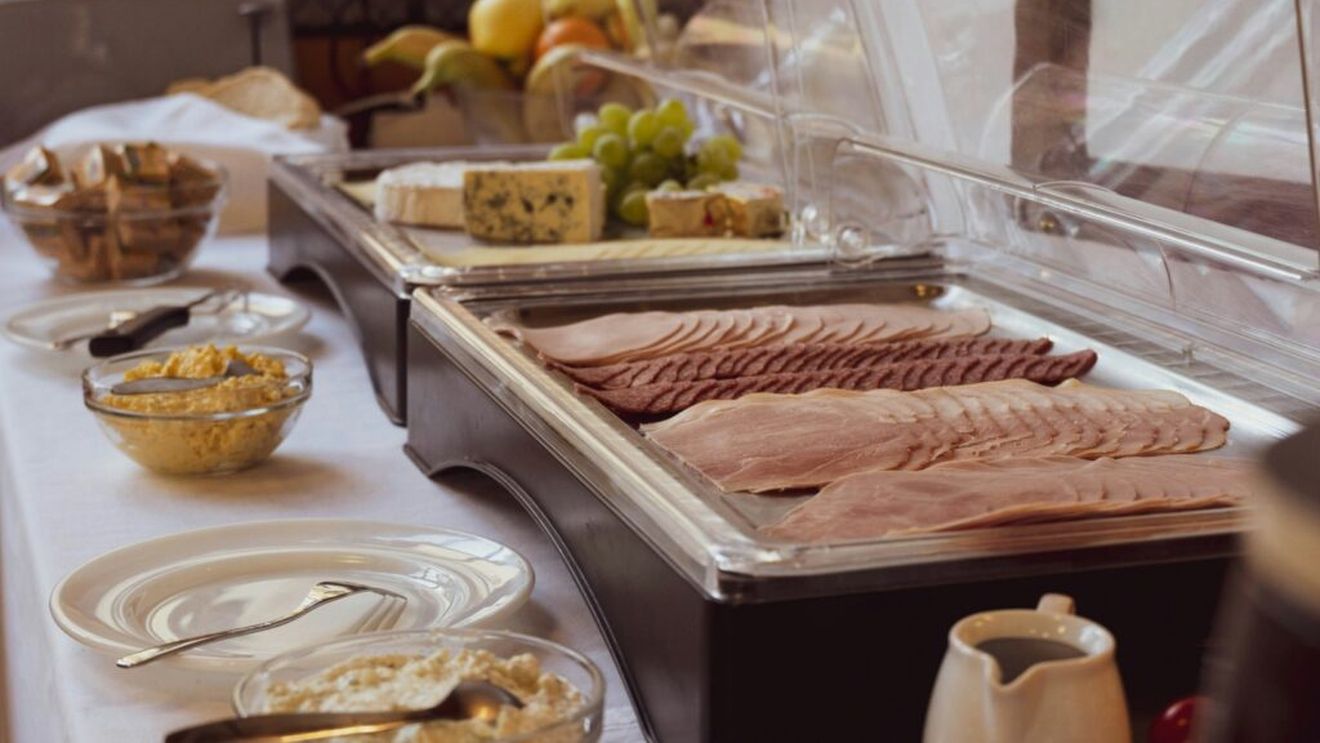 Ce trucuri folosesc restaurantele all inclusive ca să consumi mai puțin. Totul e calculat științific pentru a nu pierde bani