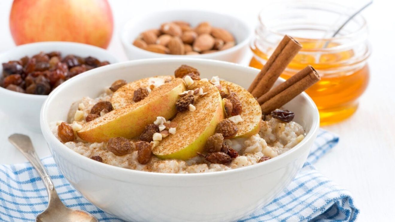 Mic dejun delicios și hrănitor, gata în 10 minute: Terci de ovăz cu scorțișoară și banane coapte / Este o sursă excelentă de carbohidrați complecși, vitamine și minerale esențiale, precum fierul și magneziul