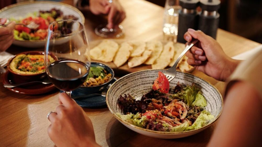 Alimentul „sănătos” pe care NU ar trebui să-l consumi niciodată înainte de culcare/ Nutritionist: Poți avea numeroase probleme de sănătate și chiar risc de cancer