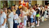 Îmbulzeală la deschiderea unui magazin din București după anunțarea unor reduceri de până la 90%. O femeie a avut nevoie de îngrijiri medicale