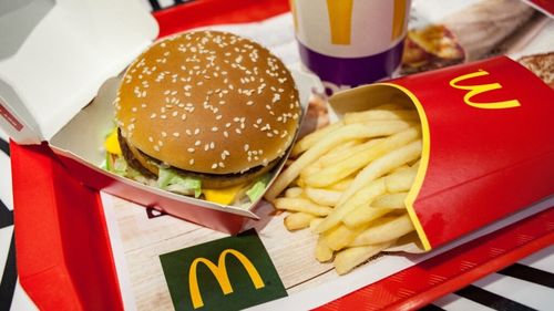 VIDEO | Dacă vrei să pierzi din grăsimea corporală, dar „nu poți trăi” fără fast-food, un antrenor personal îți explică ce ar trebui să comanzi ca să nu-ți compromiți obiectivul