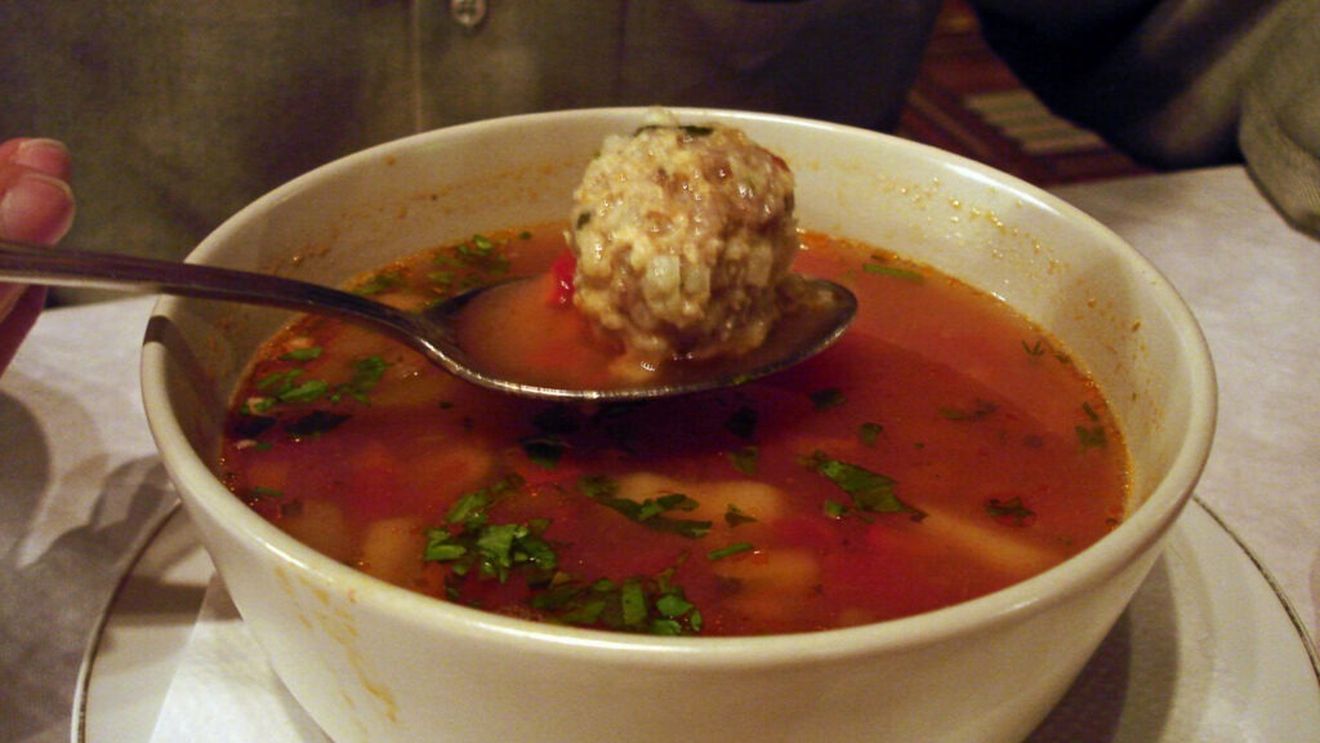 Idee de prânz: Începe săptămâna cu o ciorbă de perișoare din carne de porc / Rețeta perfectă pentru a-i aduce la masă pe toți cei din familie