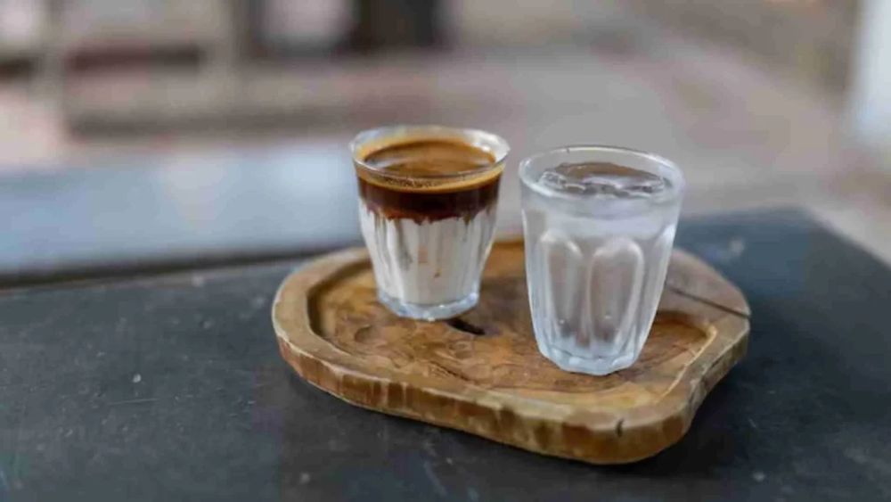 Dirty coffee, o tendință pe rețelele de socializare, pornită din Asia