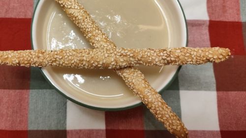 Supă cremă de țelină, aromată, ușor de preparat, dar consistentă pentru că include și cartofi/ Se poate pregăti și în varianta vegană și va fi la fel de gustoasă