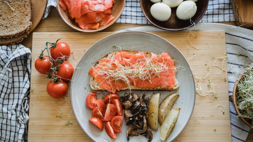 Ce ar fi bine să mănânci dacă ai deficit de vitamina D? Include în dietă pește gras, gălbenuș de ou sau brânză dacă ai această carență