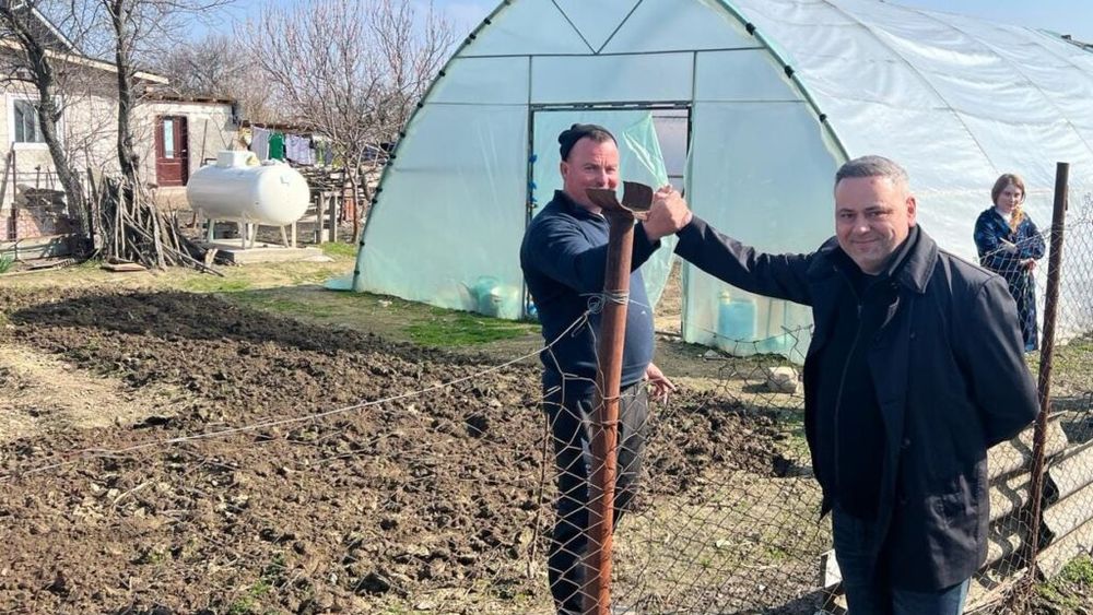 Ministrul Agriculturii susține că mănâncă bio și are un solar pentru familie: Producem bio, nu folosim pesticide / Unde mă opresc, mănânc mici. Îmi plac