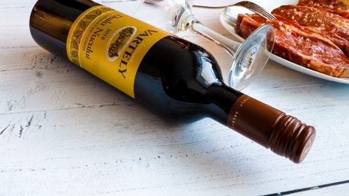 INS: Un român consumă lunar 0,12 kg de carne de oaie și capră, 15 ouă și 0,86 litri de vin