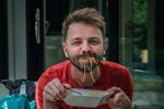 Obiceiul italienilor de a se așeza la masă ar putea influența refluxul gastric / Ce spun cercetătorii despre mâncatul pe fugă și digestie