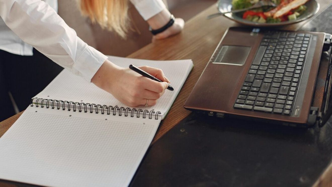 Încep înscrierile la programele de studiu dual dezvoltate de un retalier în parteneriat cu Universitatea „1 Decembrie 1918” din Alba Iulia / Studenții admiși primesc bursă lunară pe toată durata studiilor, inclusiv în vacanțe