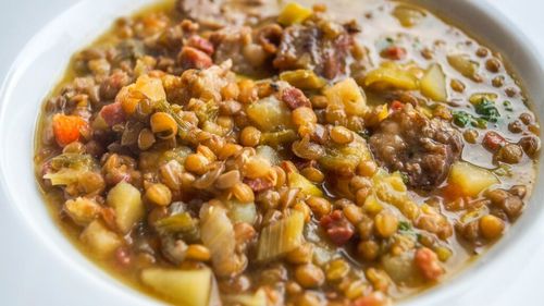 Rețetele Juanitei | Supă vegetariană cu linte, legume și paste/ Merge și rece și caldă, este un preparat gustos și complet din punct de vedere nutritiv/ În plus, este perfectă pentru ultima zi din acest post