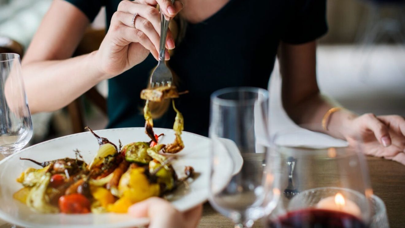 Este mai bine să mâncăm cina mai devreme iarna? De ce ora mesei contează mai mult decât credem / Este afectat somnul, greutatea și starea de spirit